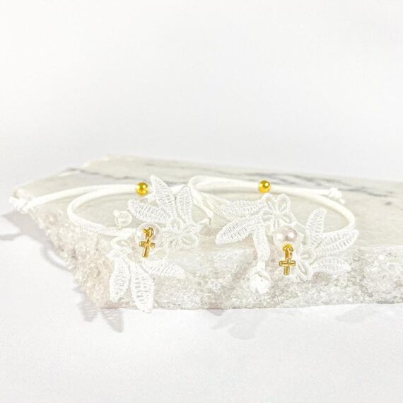 Afitexno Μαρτυρικό Βάπτισης Βραχιόλι Σουέτ με Δαντέλα και Επίχρυσο Σταυρό 50τεμ. 24010 - Για Κορίτσι στο Oneirokosmos