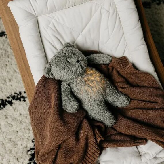 Moonie: Παιχνίδι Ύπνου The Humming Bear Grey Natur από Οργανικό Βαμβάκι με Αισθητήρα Κλάματος M-GRN - Δώρα στο Oneirokosmos