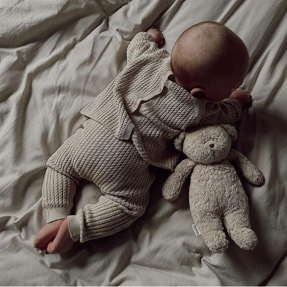 Moonie: Παιχνίδι Ύπνου The Humming Bear Grey Natur από Οργανικό Βαμβάκι με Αισθητήρα Κλάματος M-GRN - Δώρα στο Oneirokosmos
