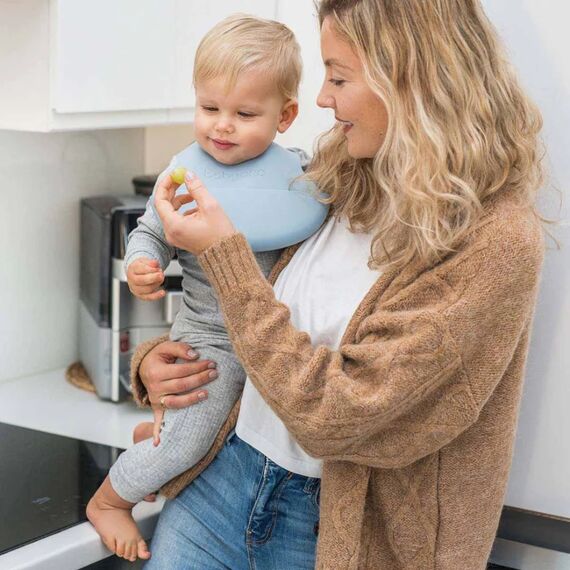 BabyOno σαλιάρα σιλικόνης 6m+ με θήκη περισυλλογής τροφής Blue BN835/05 - Σαλιάρες Πλαστικές - Σιλικόνης στο Oneirokosmos